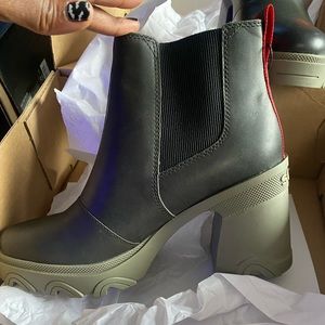 New in box never worn Sorel Size 9 women’s boots in Dark Moss